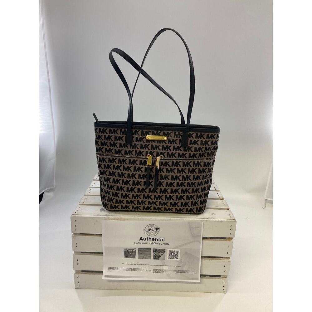 MICHAEL KORS, LARGE CANVAS SIGNATURE PRINT SHOULDER BAG